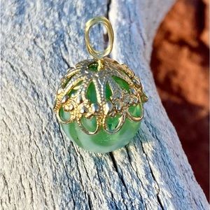 Vintage Frosted Marble Pendant Necklace Green Gold Toned